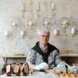 Mand ved duftbord med små parfumeflasker som cover til artikel om Armani parfume til mænd