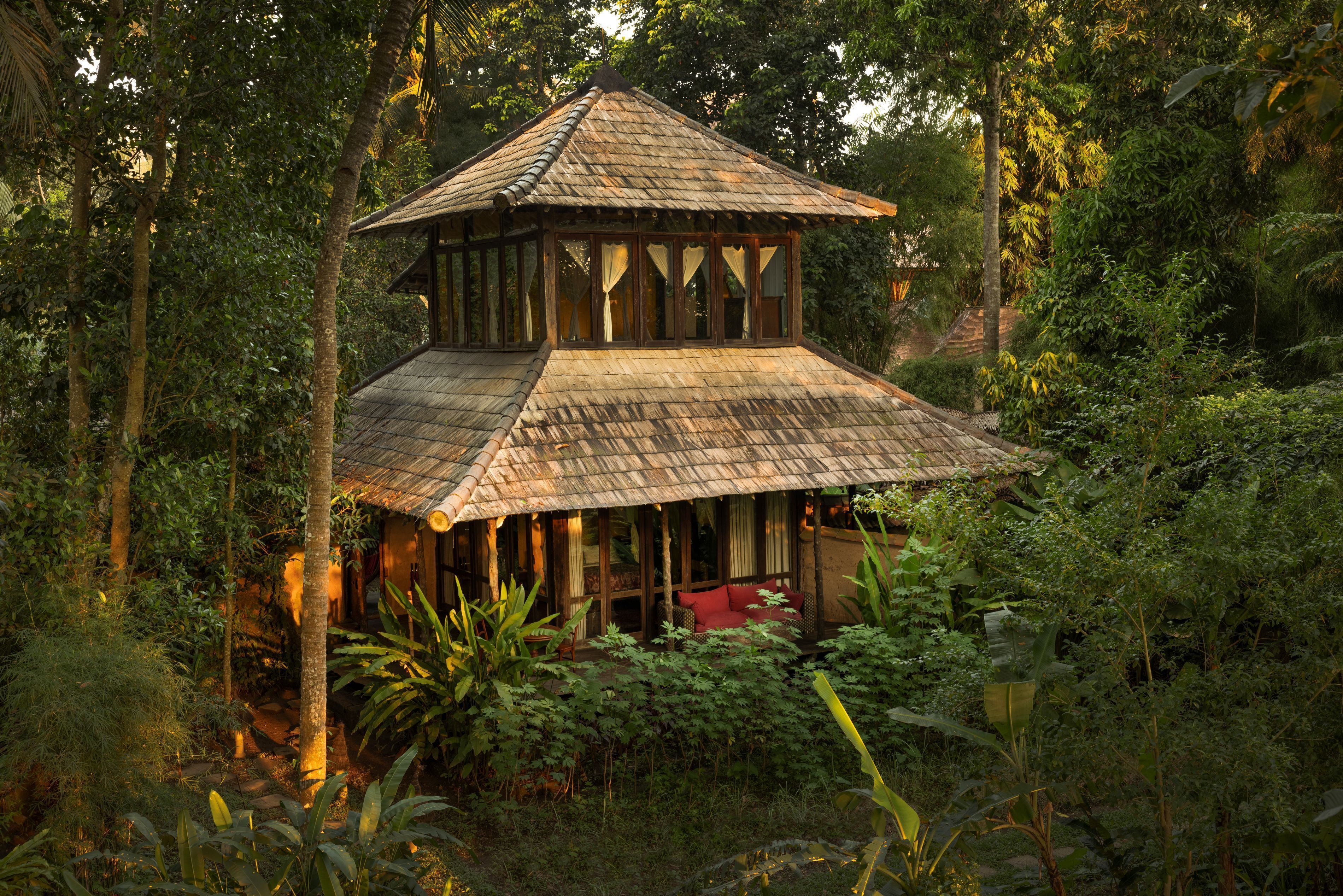 Træhus og jungle omkring Bambu Indah Resort i Ubud