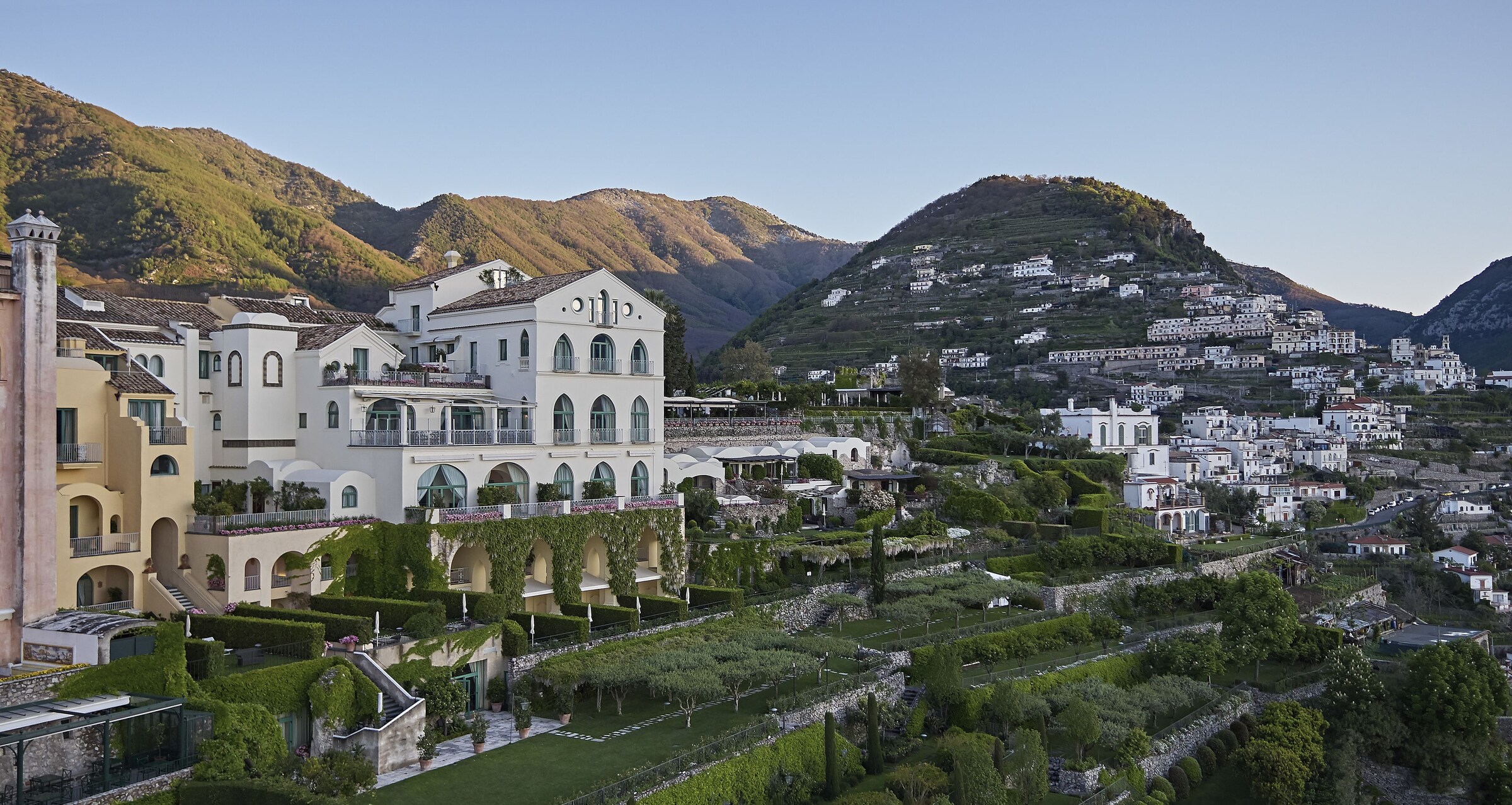 Udsigt over hotel og Ravello hos Caruso på Amalfikysten