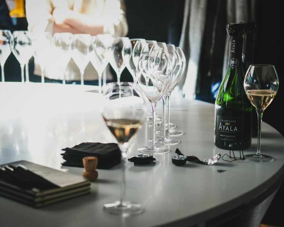 Champagneglas og flaske på et bord til smagning