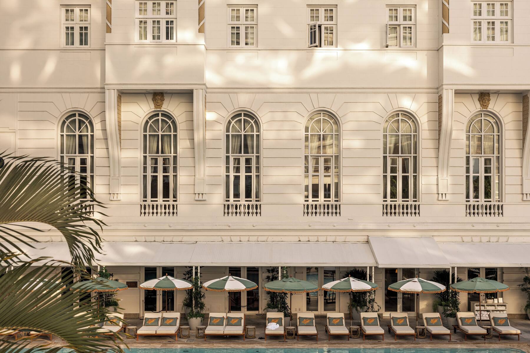 Pool og historisk facade på Copacabana Palace i Rio de Janeiro