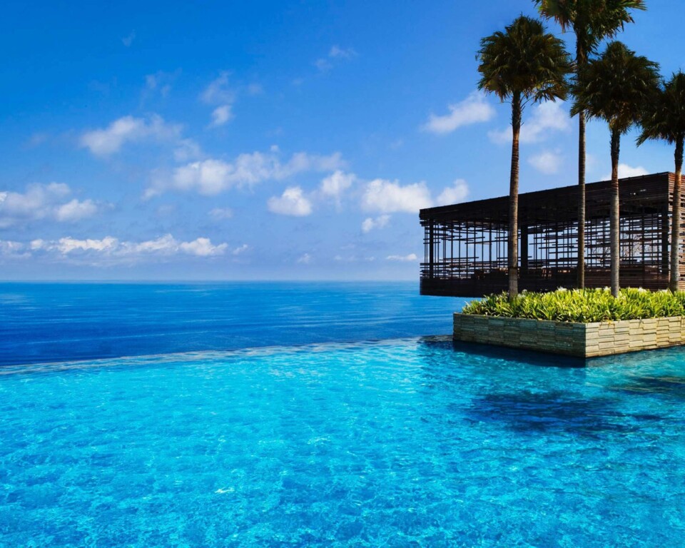 Infinity pool og havudsigt ved Alila Villas Uluwatu på Bali