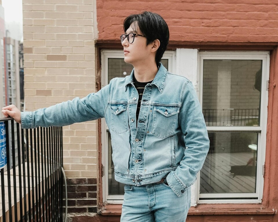 Mand i lys denimjakke på en urban tagterrasse
