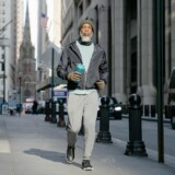 Mand i activewear på en bygade som cover til guide om træningstøj til mænd
