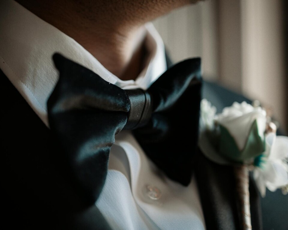 Smokingdetalje med sort butterfly og hvid skjorte til bryllup