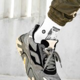 Mand i grønne jogger-bukser og sneakers