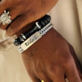 Mandehænder med ringe, armbånd og ur