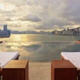 Infinity-pool med udsigt over Victoria Harbour på Rosewood Hong Kong
