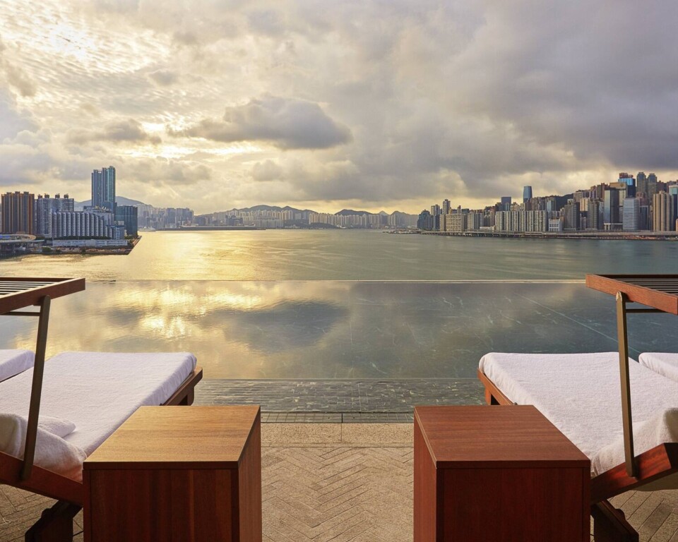 Infinity-pool med udsigt over Victoria Harbour på Rosewood Hong Kong