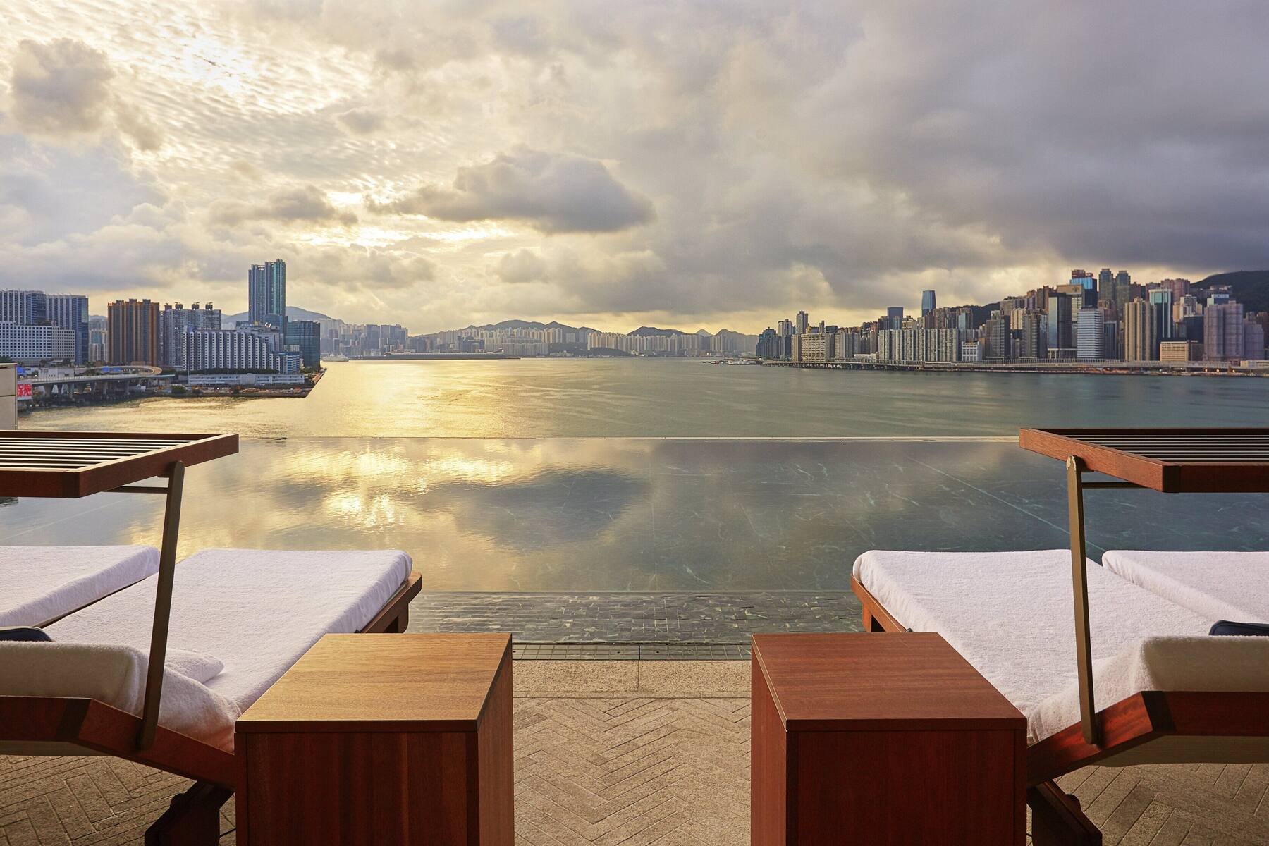 Infinity-pool med udsigt over Victoria Harbour på Rosewood Hong Kong