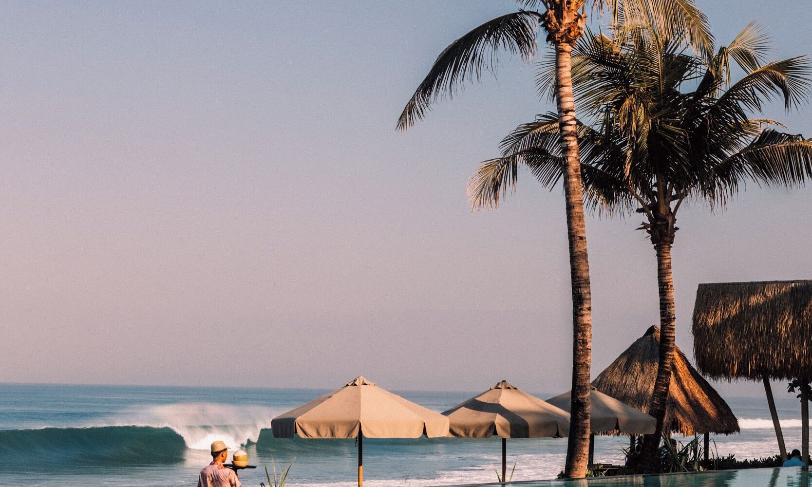 Pool, palmer og hav foran Desa Potato Head Bali i Seminyak