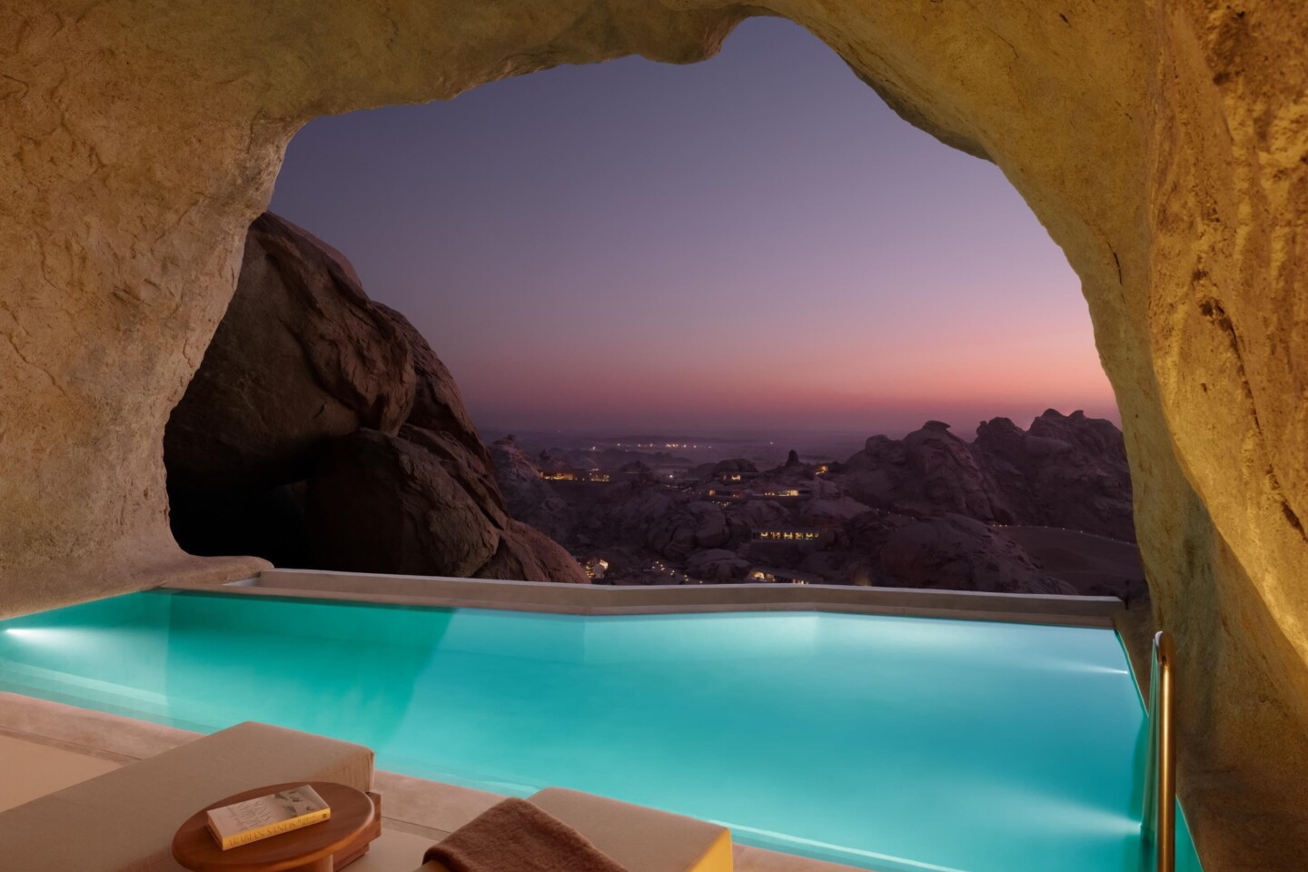 Mountain Cave Suite hos Desert Rock Resort med pool og udsigt gennem klippen