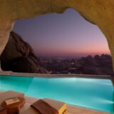 Mountain Cave Suite hos Desert Rock Resort med pool og udsigt gennem klippen