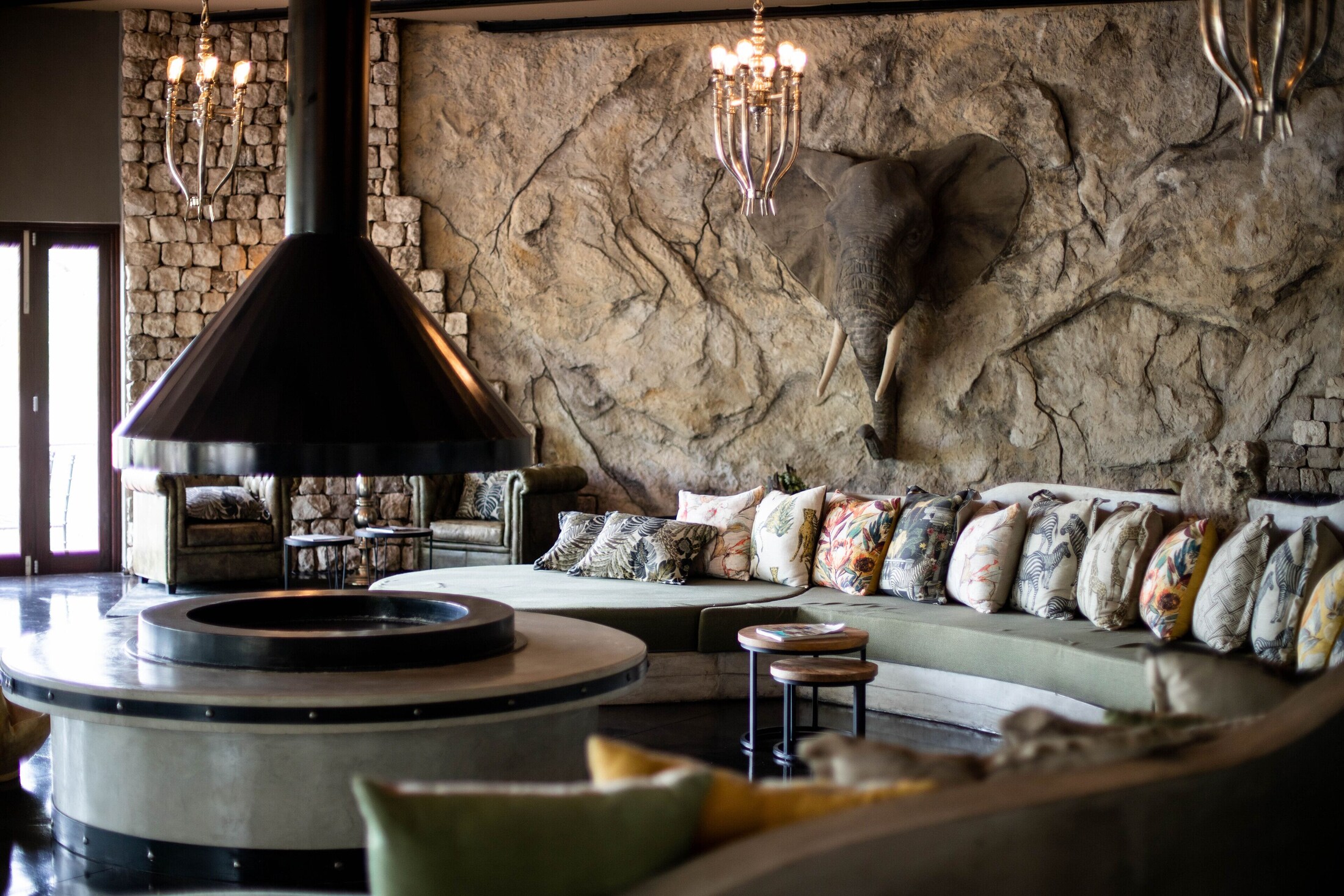 Lounge hos Etosha Oberland Lodge l Ondili i Namibia