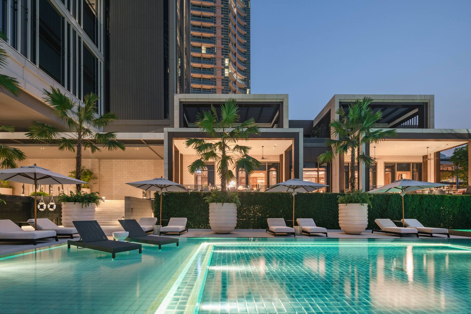 Poolområde ved Chao Phraya på Four Seasons Hotel Bangkok at Chao Phraya River