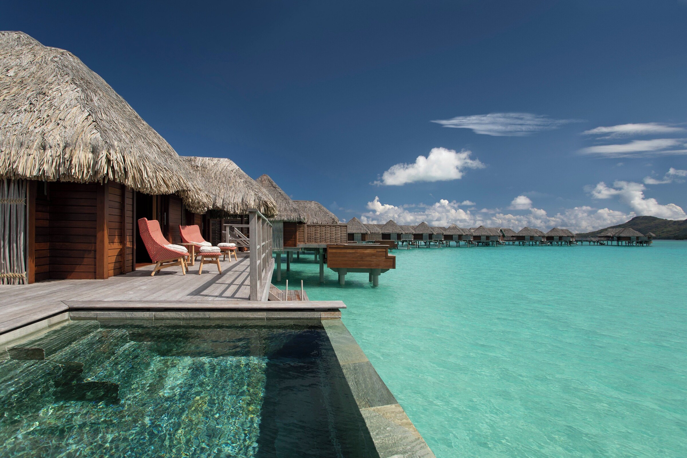 Overwater-bungalows og turkis lagune ved Four Seasons Resort Bora Bora