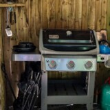 Gasgrill i et overdækket udendørs grillområde