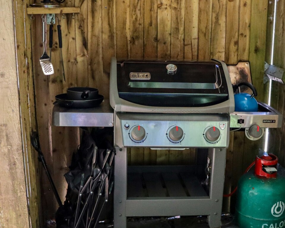 Gasgrill i et overdækket udendørs grillområde