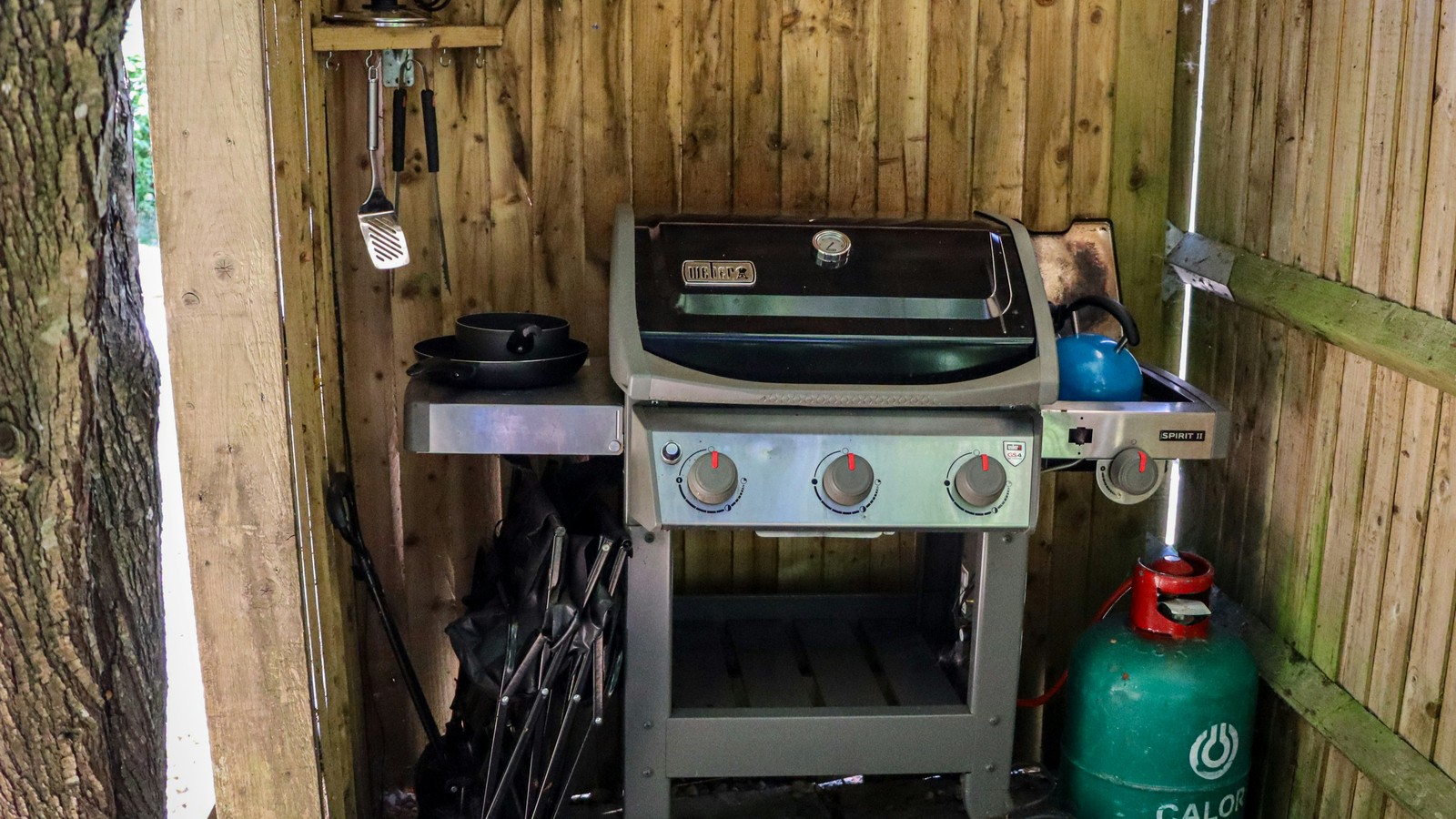 Gasgrill i et overdækket udendørs grillområde
