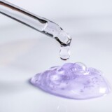 Pipette drypper transparent serumgel på lys overflade