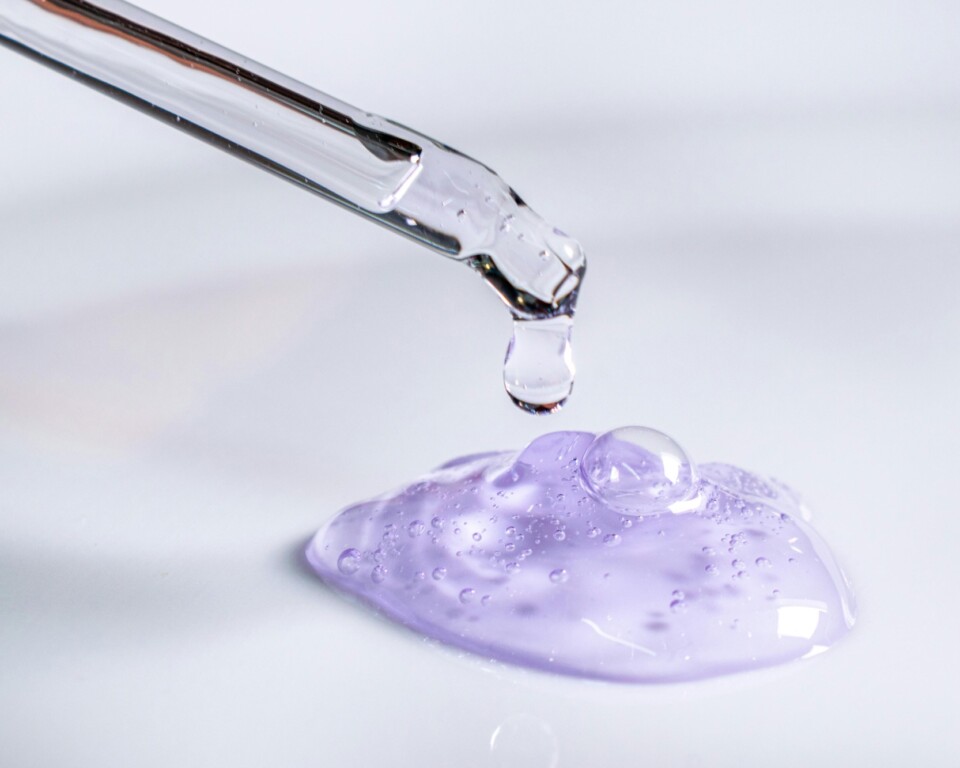 Pipette drypper transparent serumgel på lys overflade