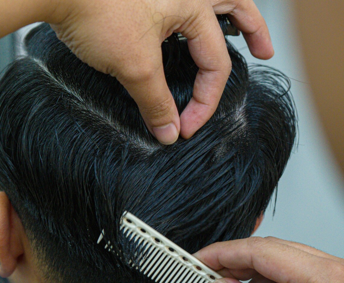 Barber styler vådt hår med kam