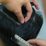 Barber styler vådt hår med kam