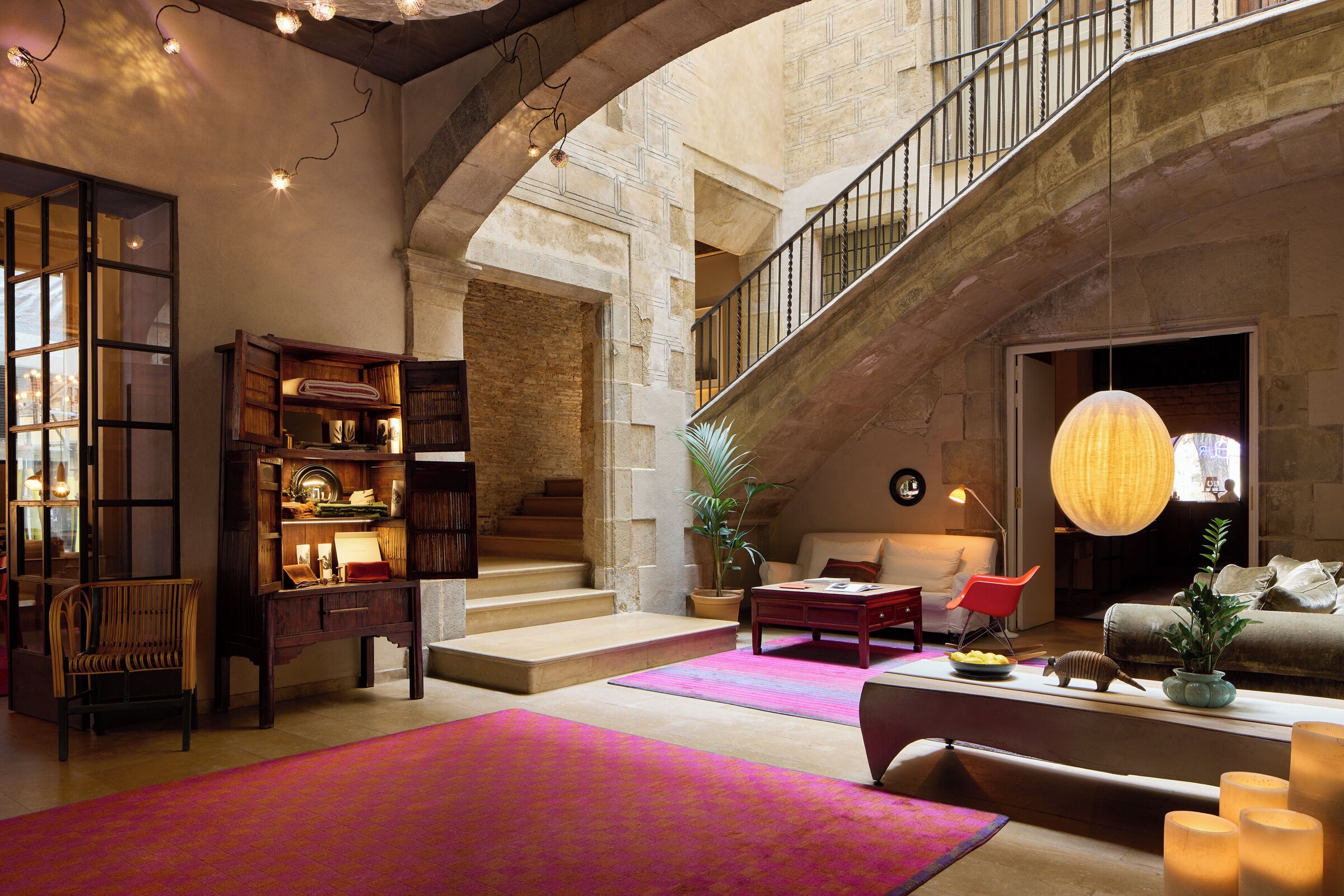 Lobby og historisk interiør hos Hotel Neri Relais & Chateaux i Barcelonas gotiske kvarter