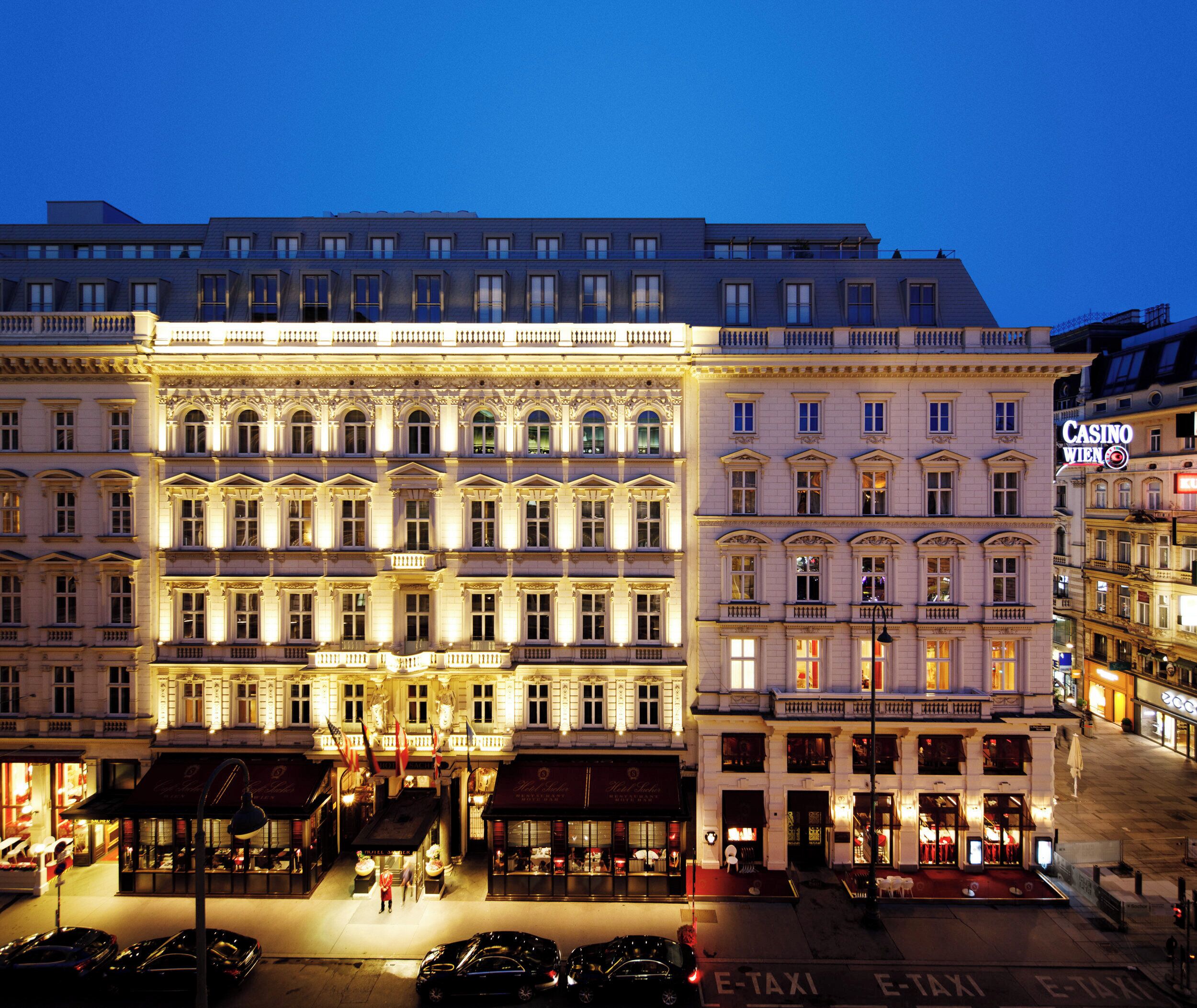Oplyst facade på Hotel Sacher Wien i Wien