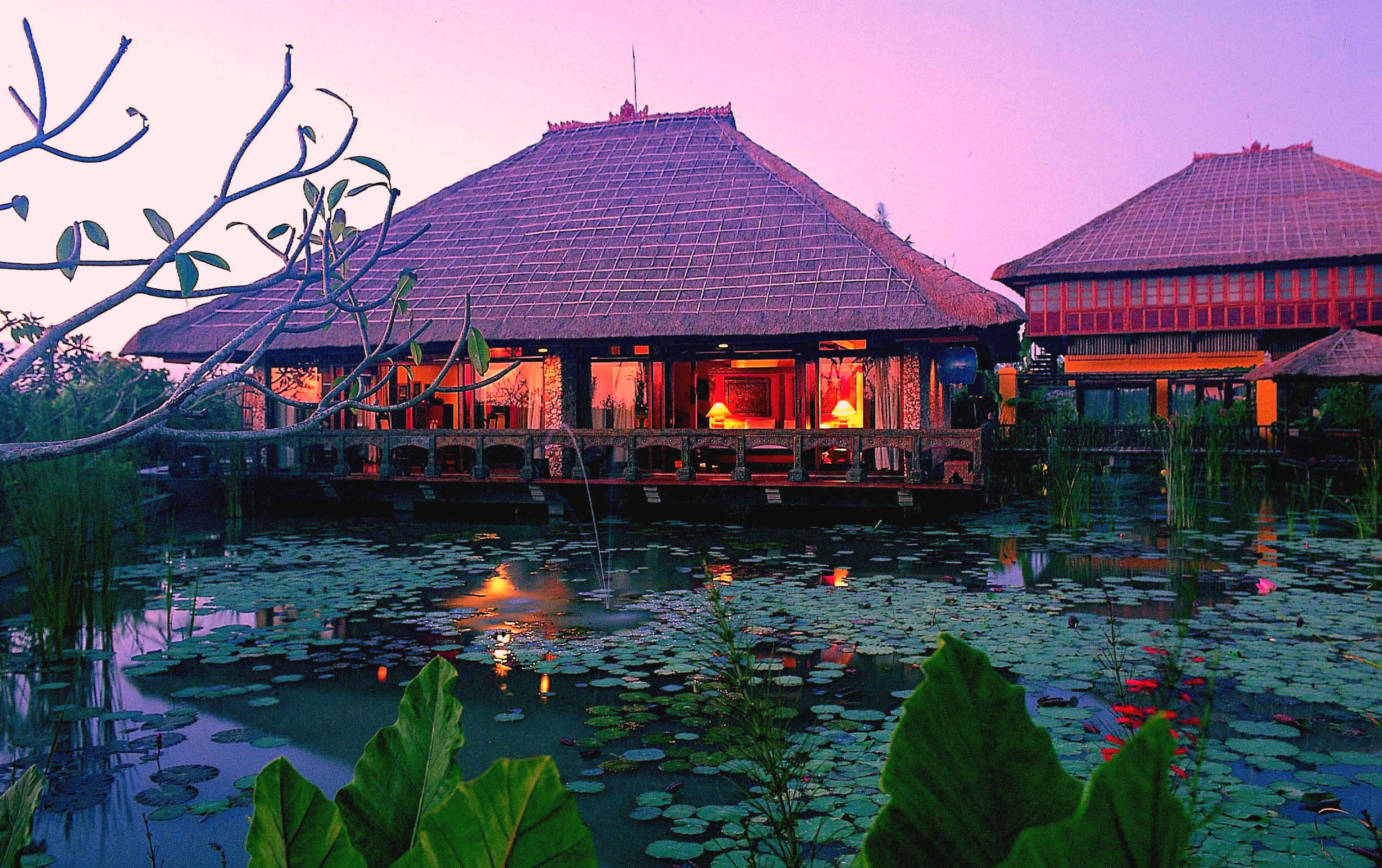 Lys over vandhave og pavillon på Hotel Tugu Bali i Canggu