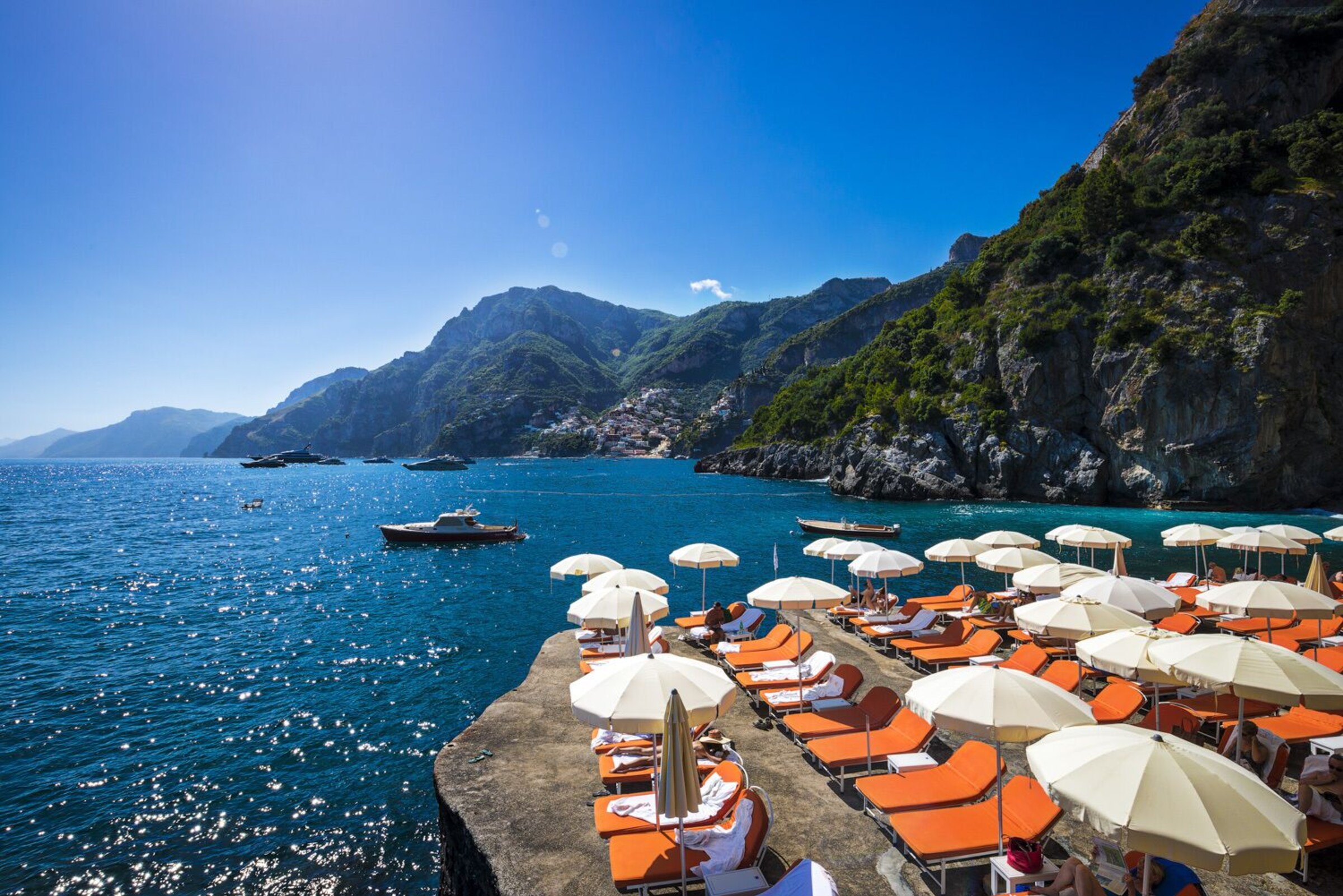 Privat strand og kystudsigt hos Il San Pietro di Positano på Amalfikysten
