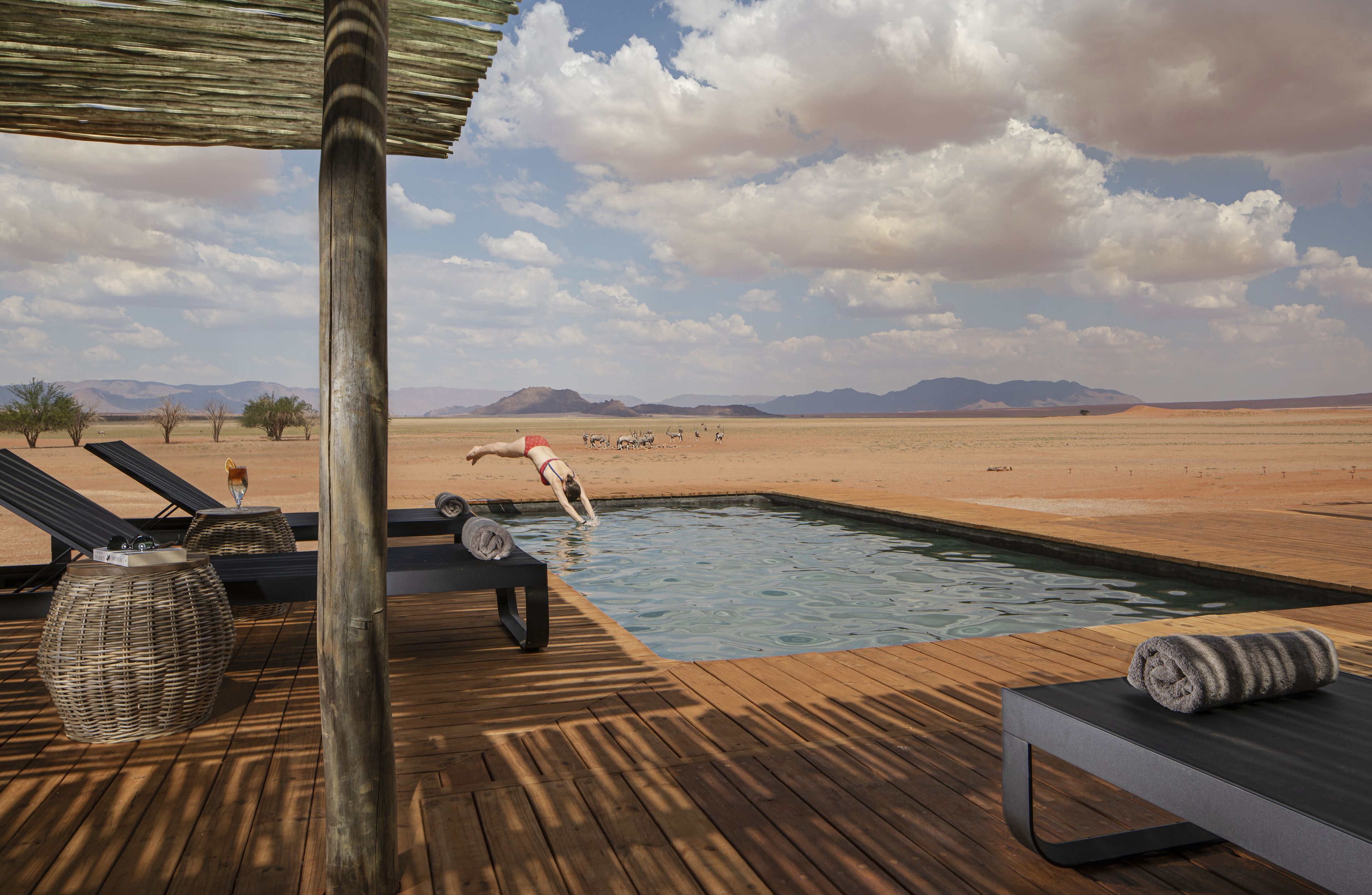 Pool og ørkenlandskab ved Kwessi Dunes i Namibia