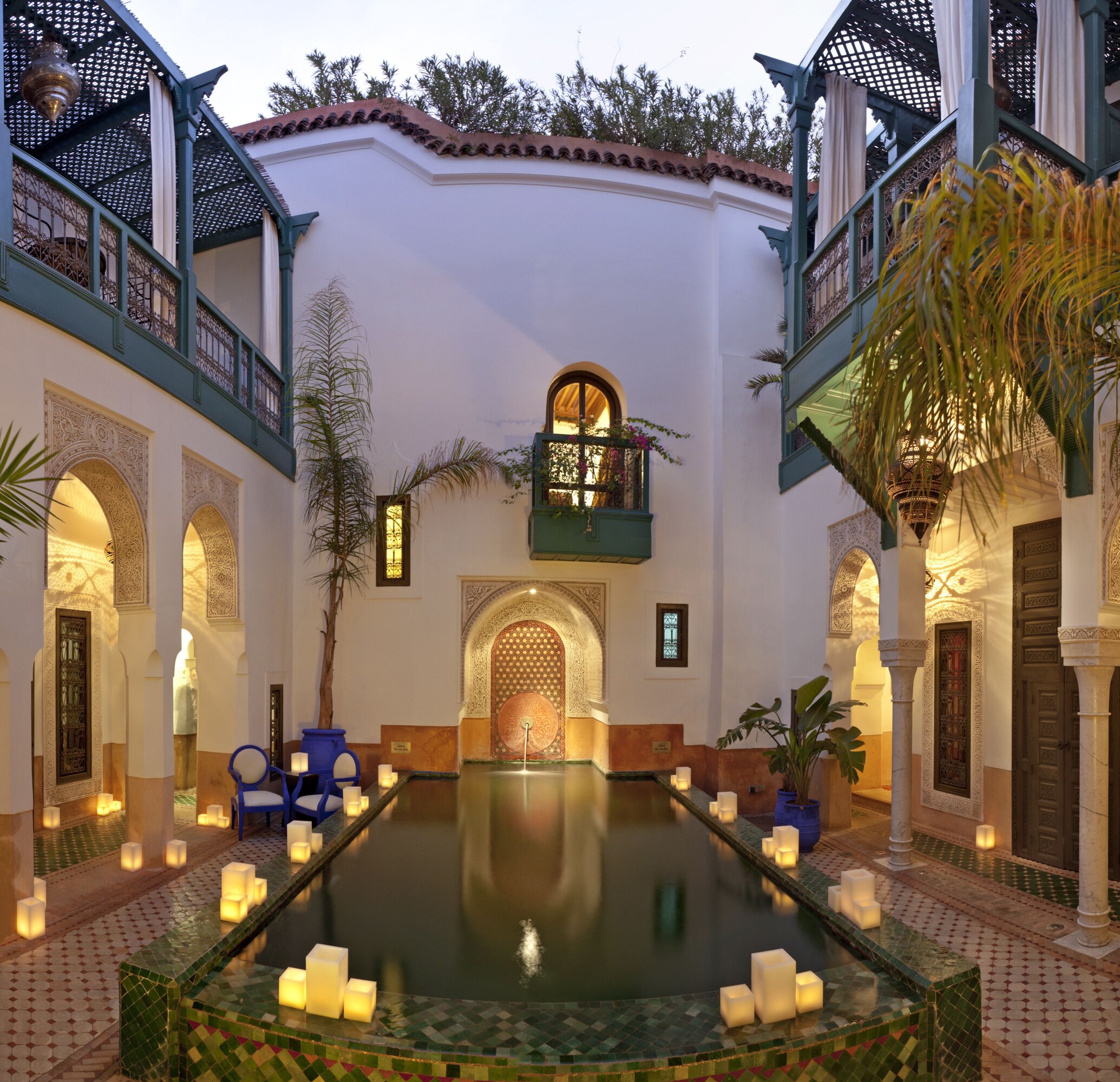 Tagmiljø og gårdrum på Le Farnatchi i Marrakech