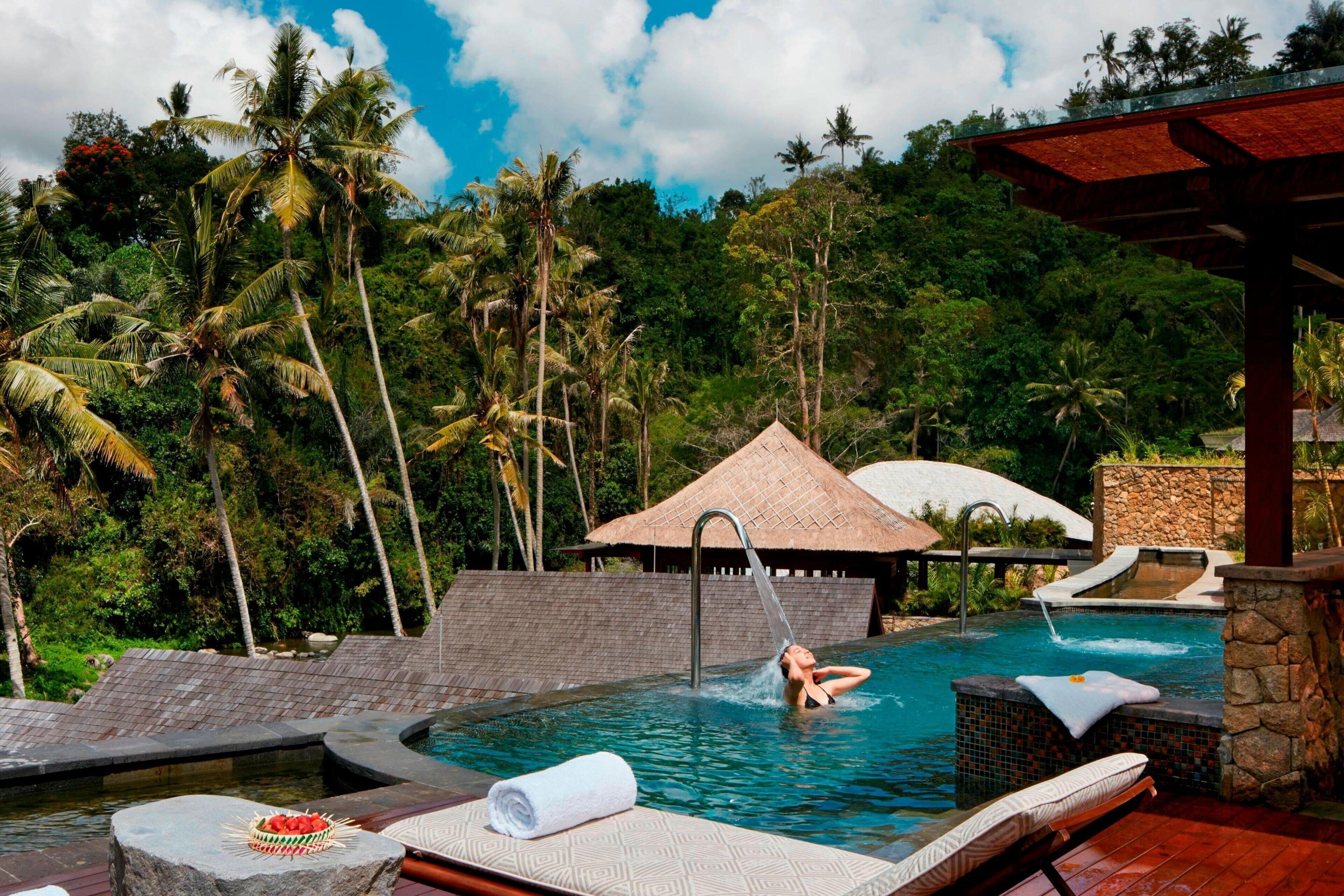 Poolvilla og jungleudsigt på Mandapa a Ritz-Carlton Reserve i Ubud