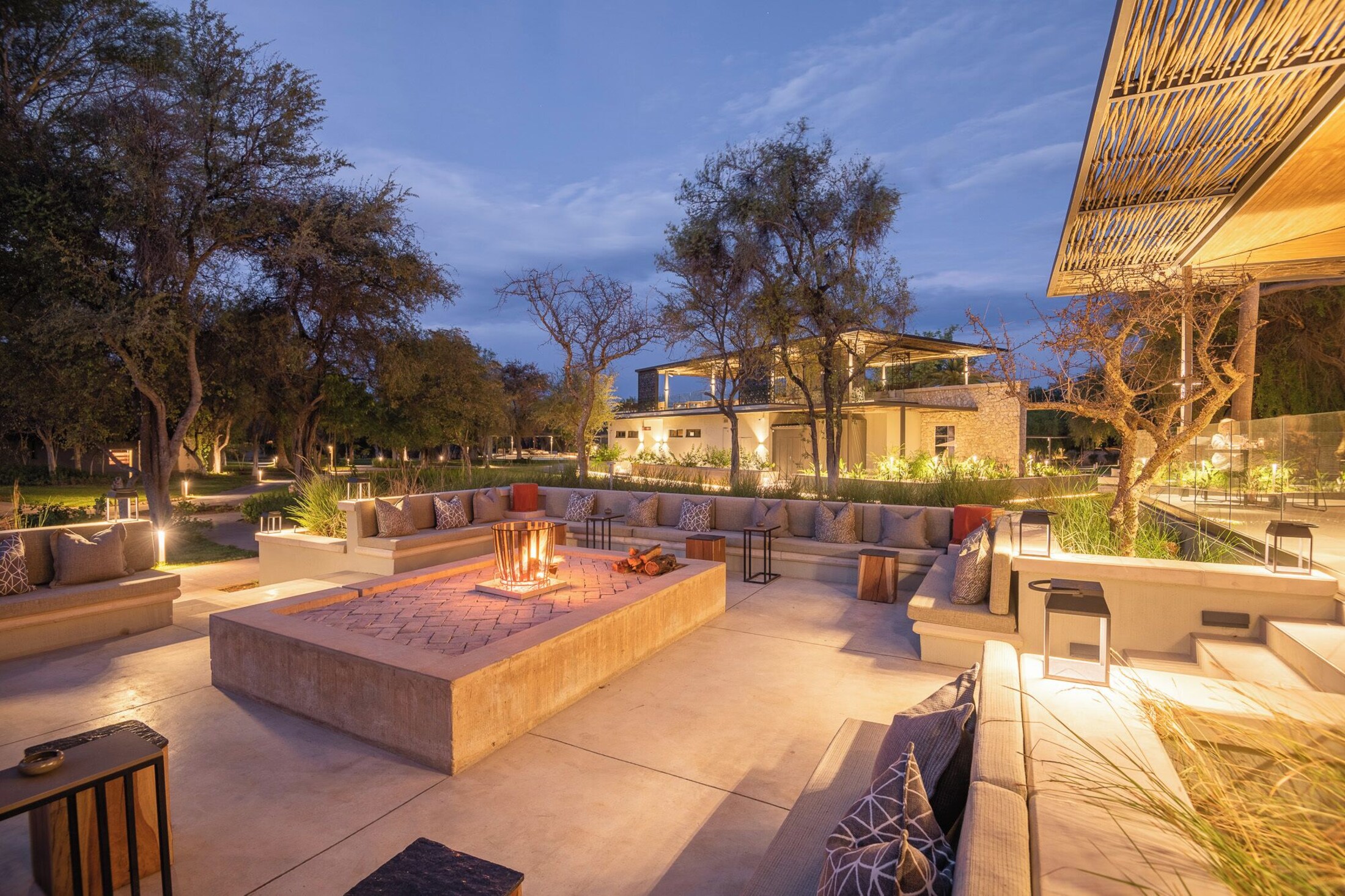 Firepit og udendørs lounge hos Mokuti Etosha i Namibia