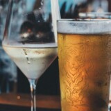 Ølglas og vinglas på et restaurantbord