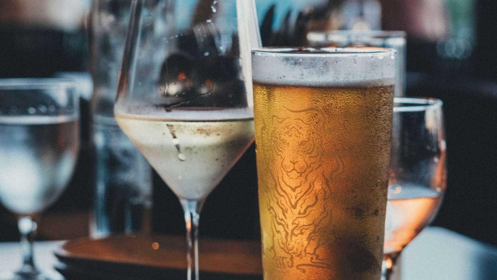 Ølglas og vinglas på et restaurantbord
