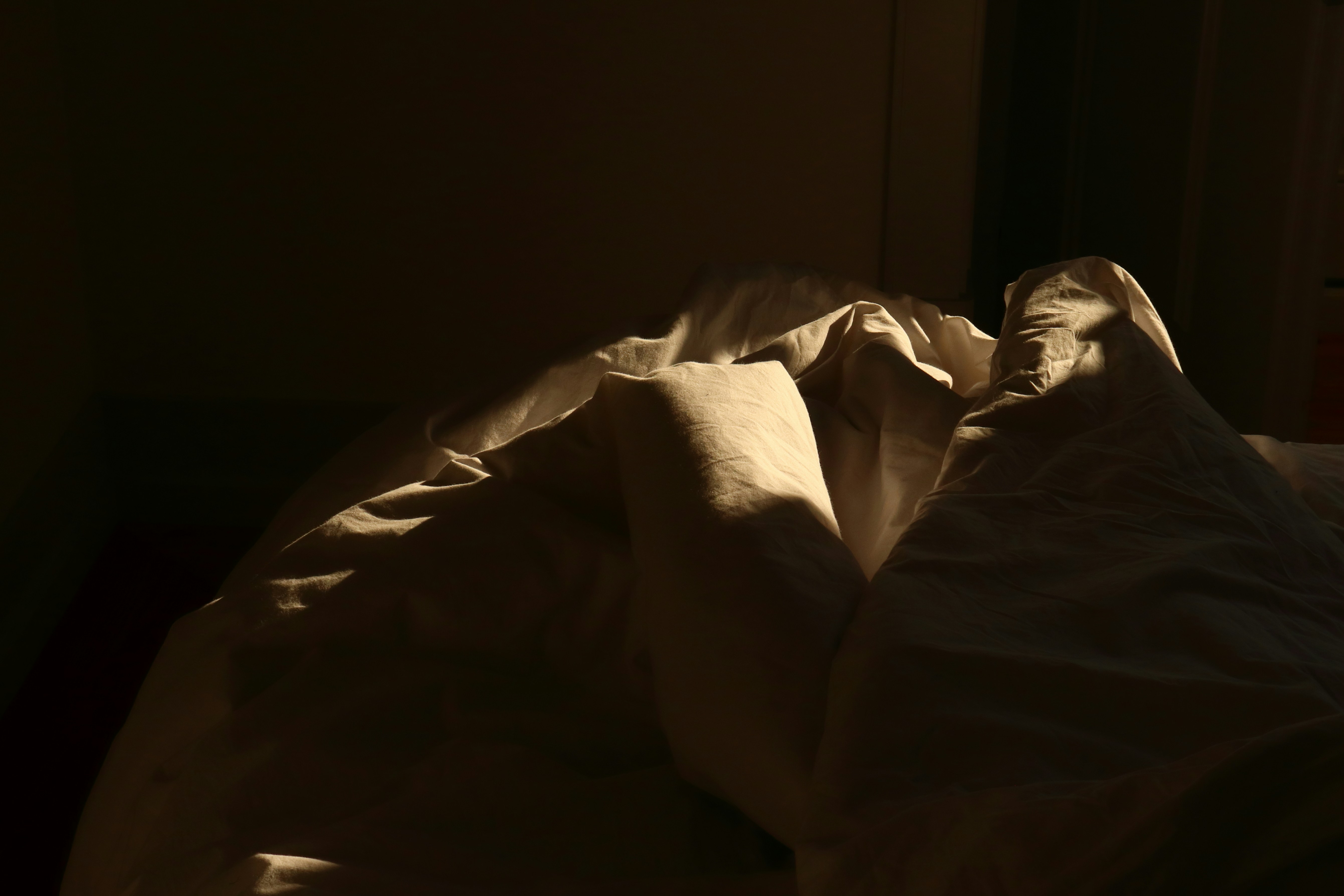 Uopredt seng i mørkt morgenlys