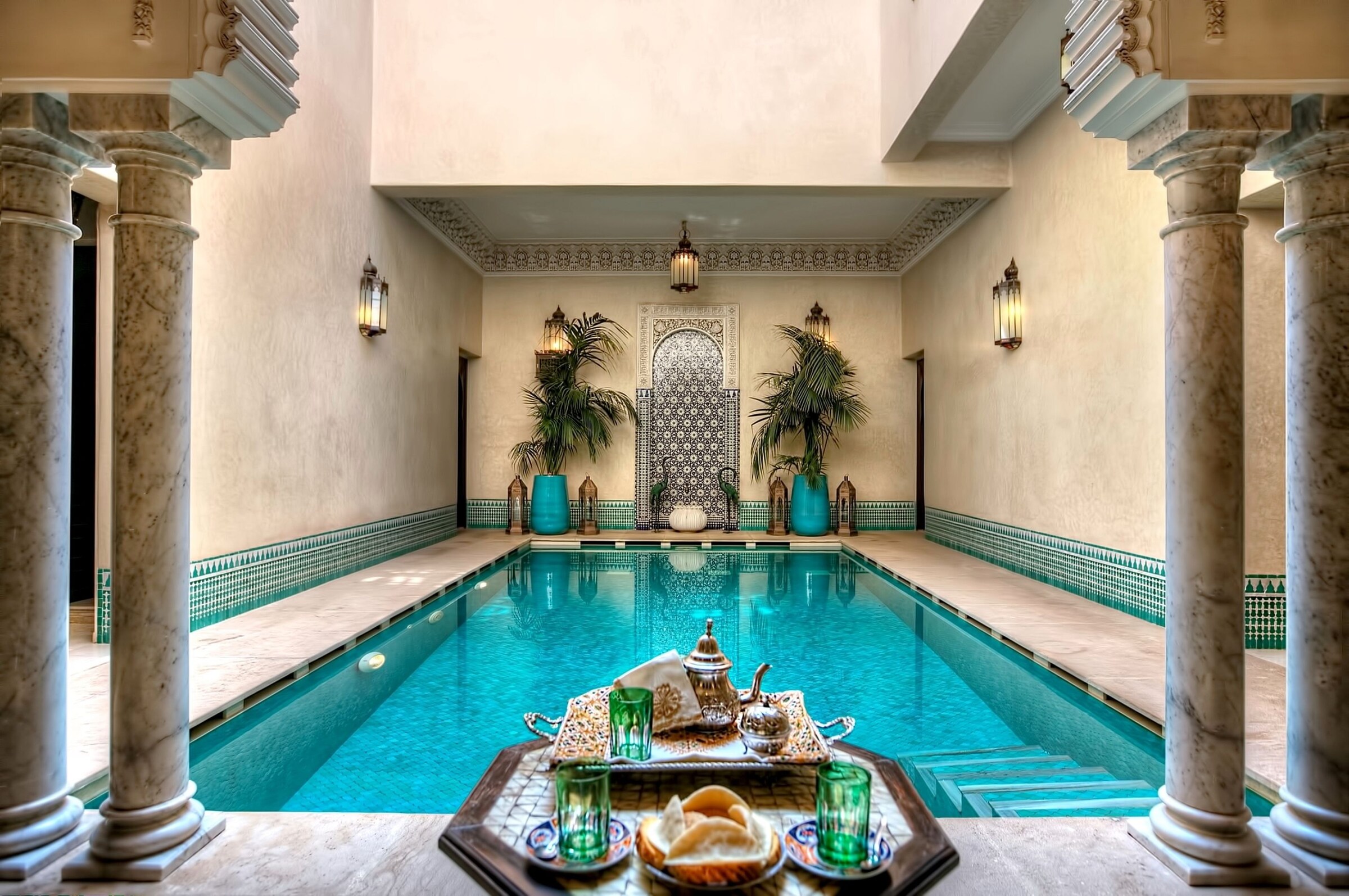 Pool og gårdrum på Riad Kniza i Marrakech