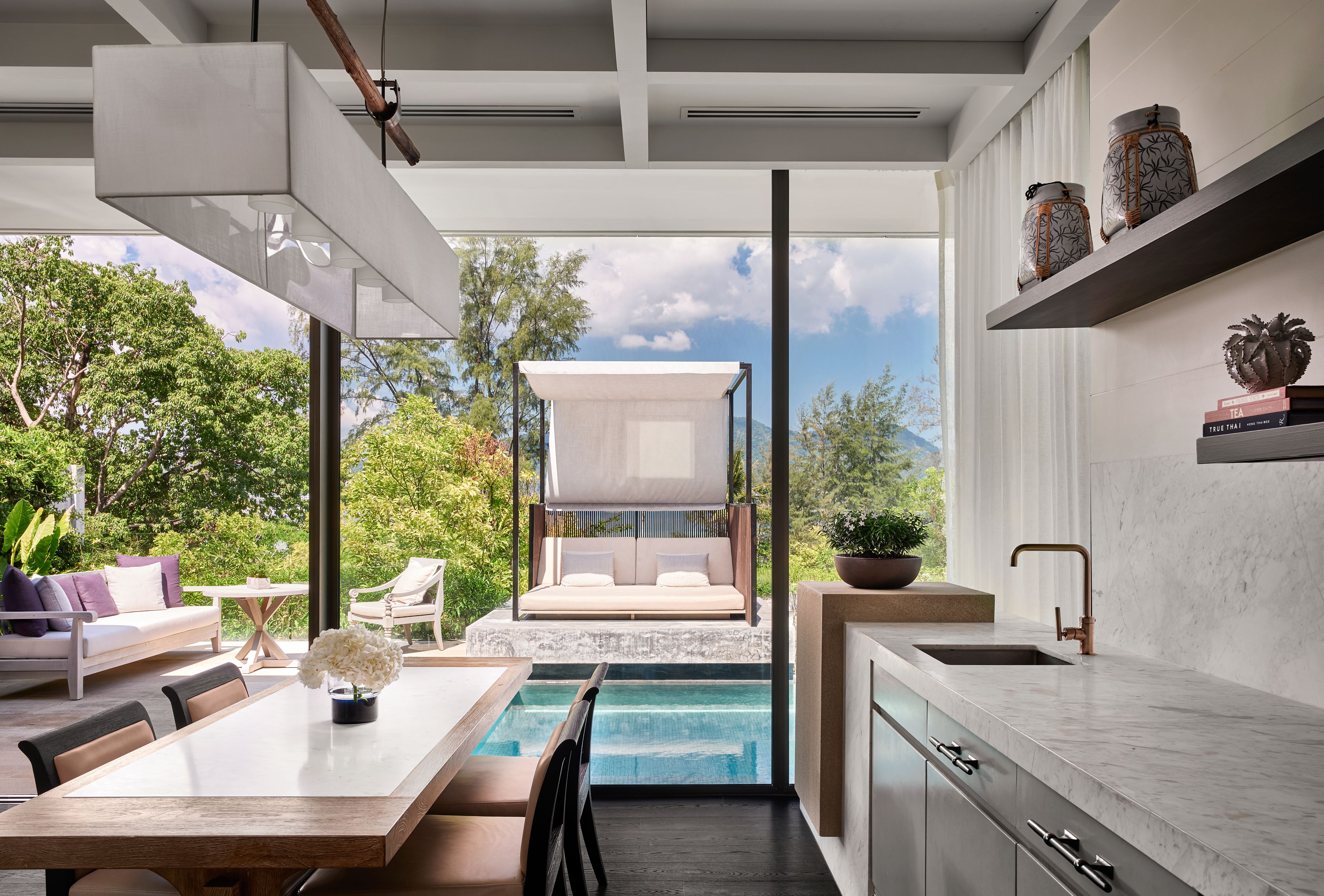 Poolvilla og opholdsrum hos Rosewood Phuket