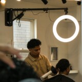 Barber føntørrer hår i salon