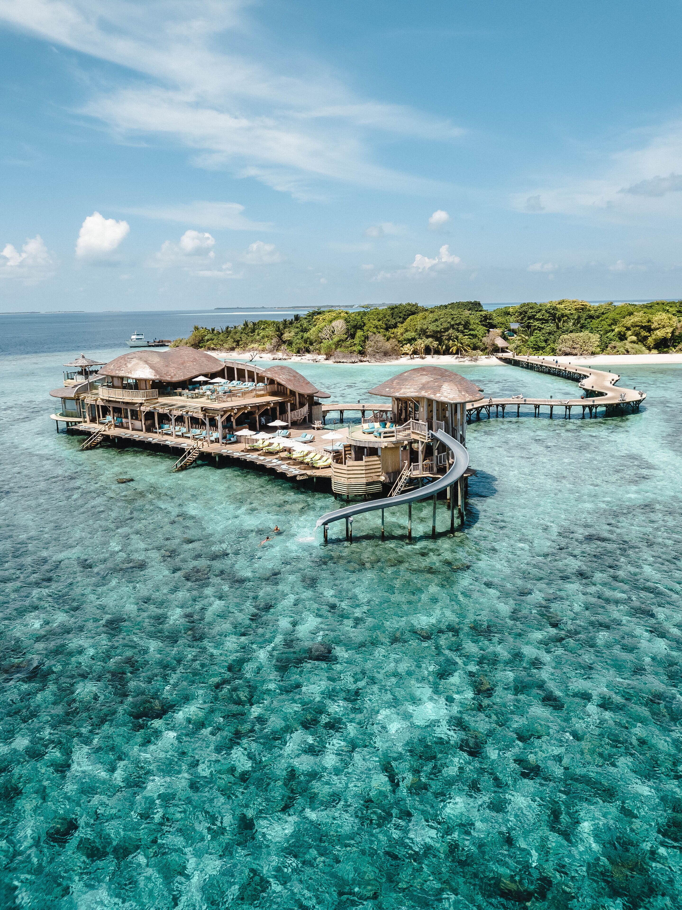 Overwater villa og turkis lagune på Soneva Fushi på Maldiverne