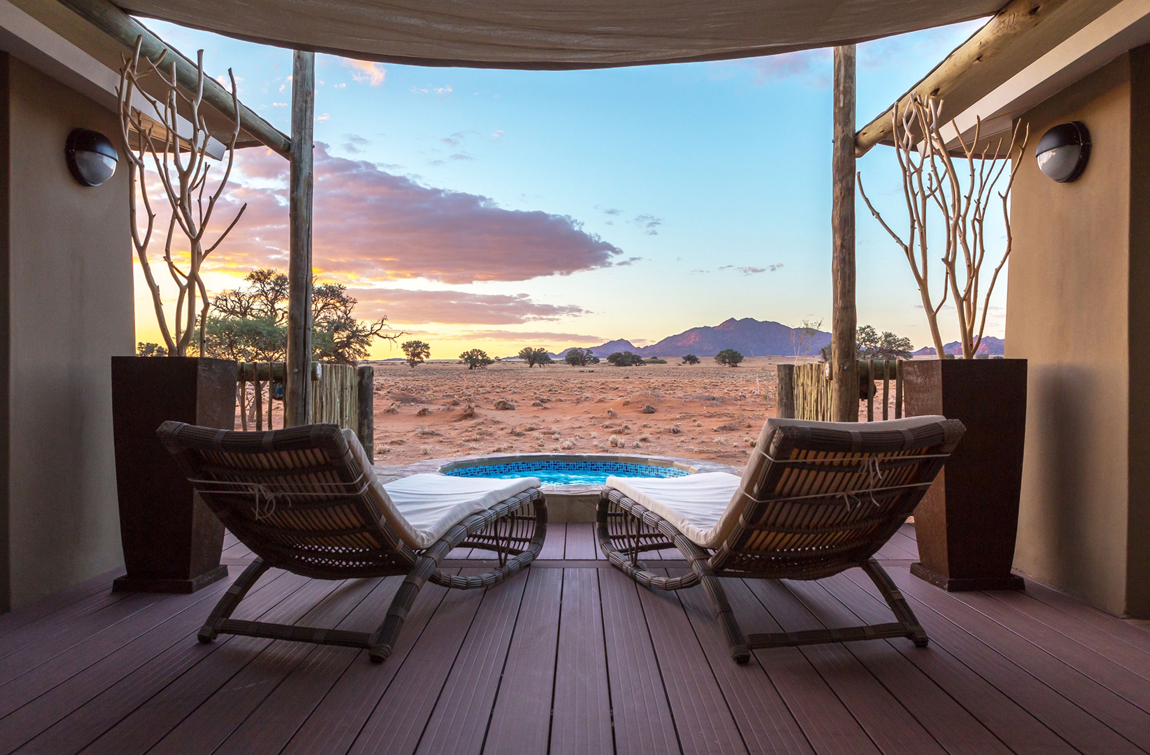 Privat pool og ørkenudsigt hos Sossusvlei Lodge i Namibia