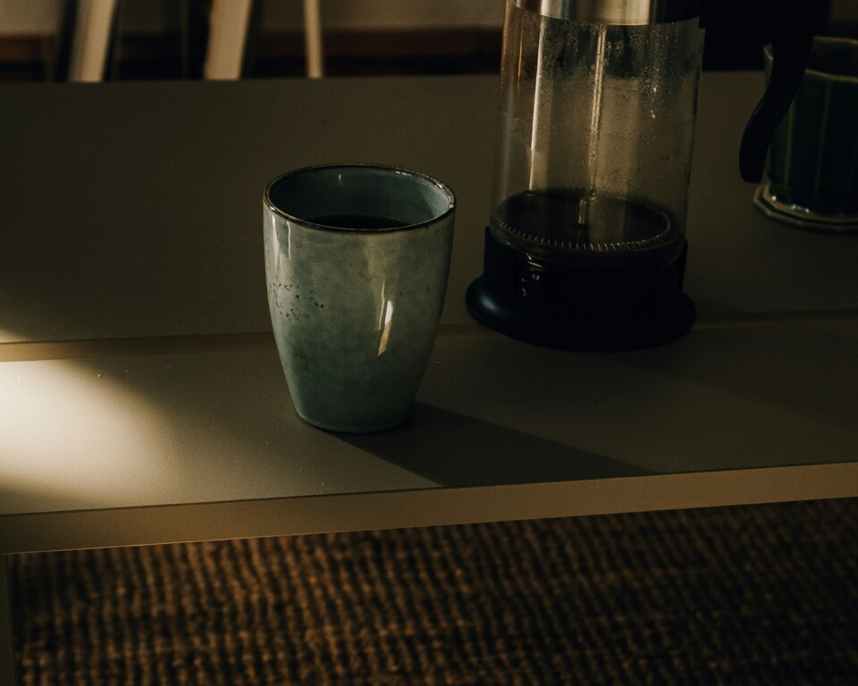Stempelkande og kaffekop på et roligt morgenbord