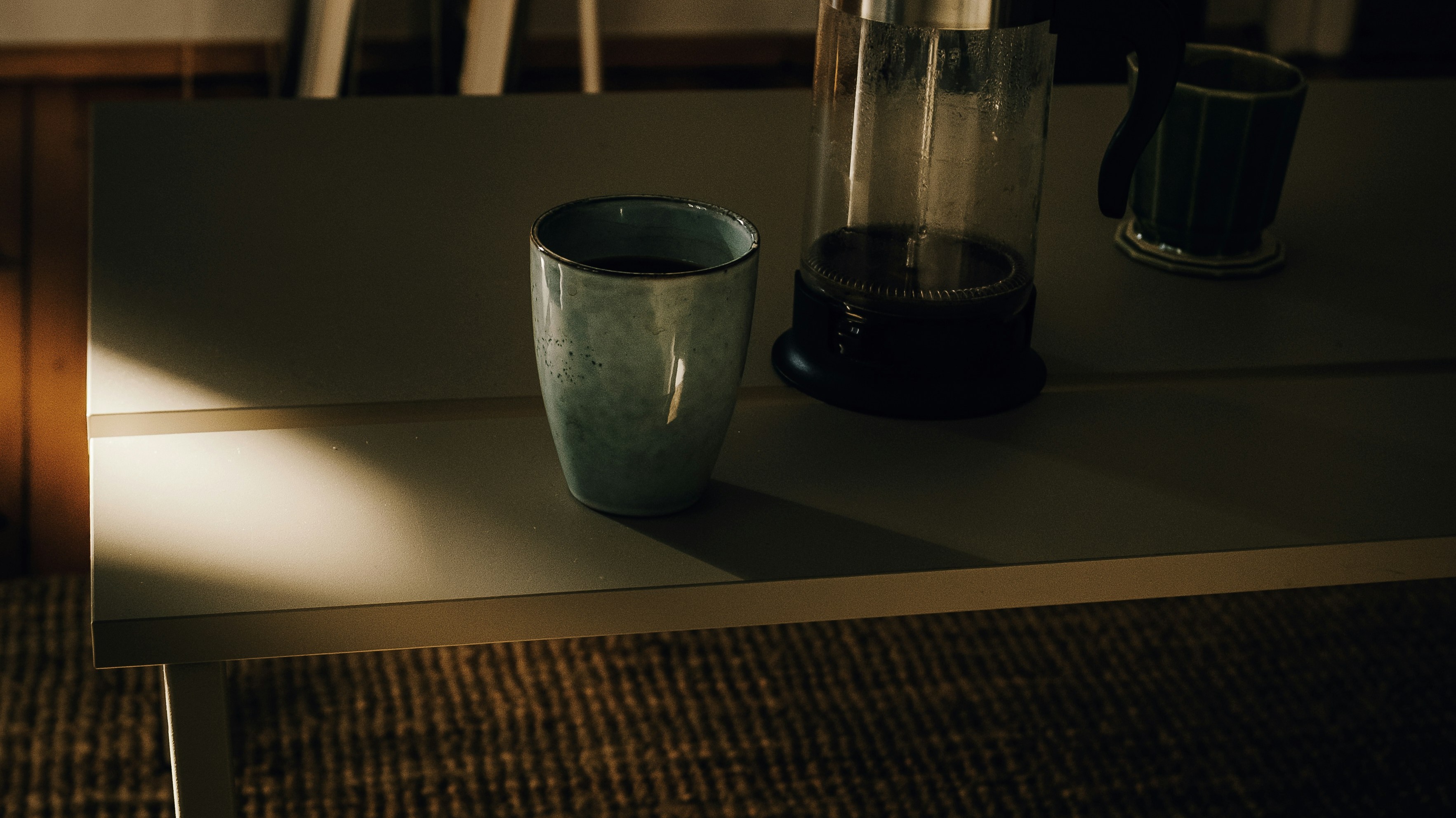 Stempelkande og kaffekop på et roligt morgenbord