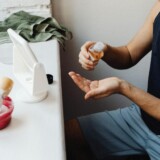 Mand der bruger aftershave foran spejlet som cover til artikel om YSL parfume til mænd