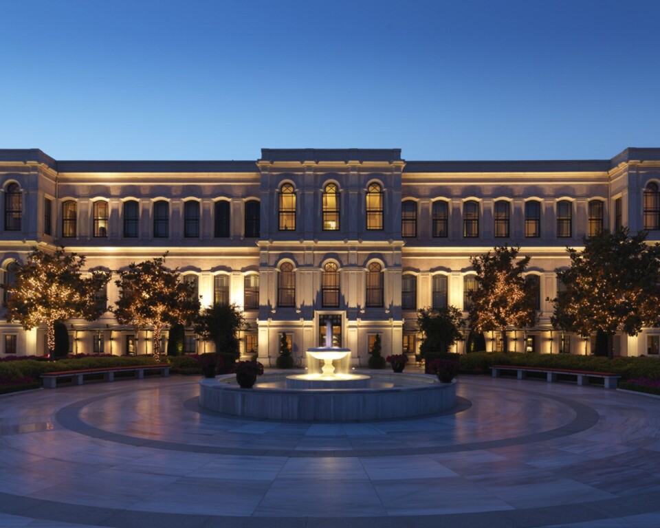 Four Seasons Hotel Istanbul at the Bosphorus set fra gårdhaven ved Bosporus