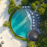 Aerialt pool- og ømotiv ved LUX South Ari Atoll i Maldiverne
