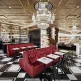 Cafeinteriør på Hotel Sacher Wien med rød velour og lysekroner