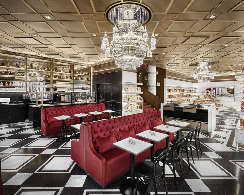 Cafeinteriør på Hotel Sacher Wien med rød velour og lysekroner